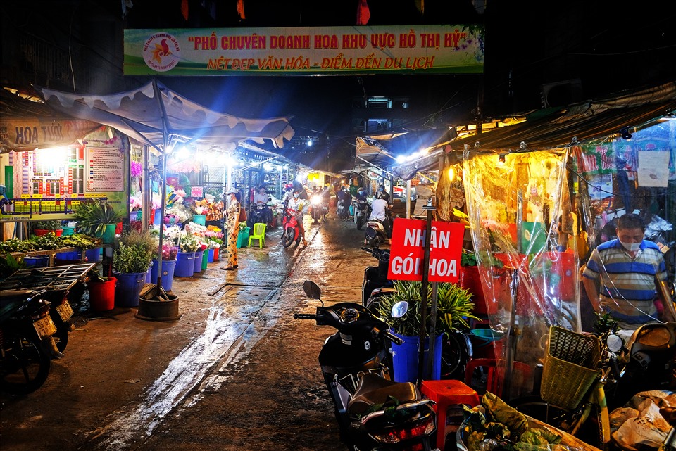 Chợ Hoa Hồ Thị Kỷ lại tiếp tục kinh doanh buôn bán thâu đêm suốt sáng.