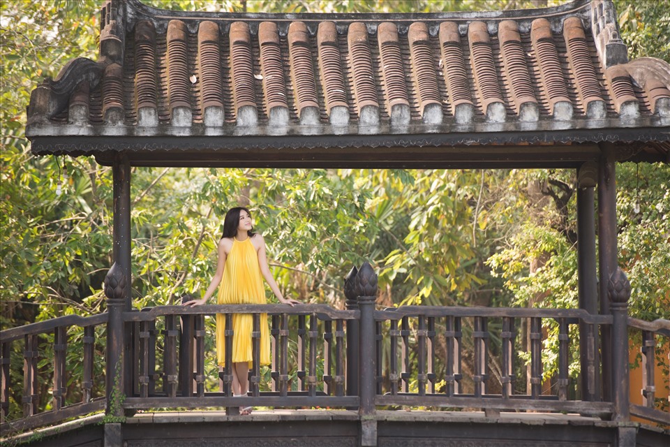 Trong đoạn video giới thiệu, Hoa hậu Việt Nam 2020 đã giới thiệu đến bạn bè quốc tế những địa điểm nổi tiếng trải dài Việt Nam và những cảnh đẹp tại quê hương của nàng hậu tại Thanh Hóa. Xuyên suốt đoạn video, khán giả được dịp hiểu hơn về cuộc sống đời thường cũng như công việc của cô nàng như thế nào. Ảnh: Sen Vàng.