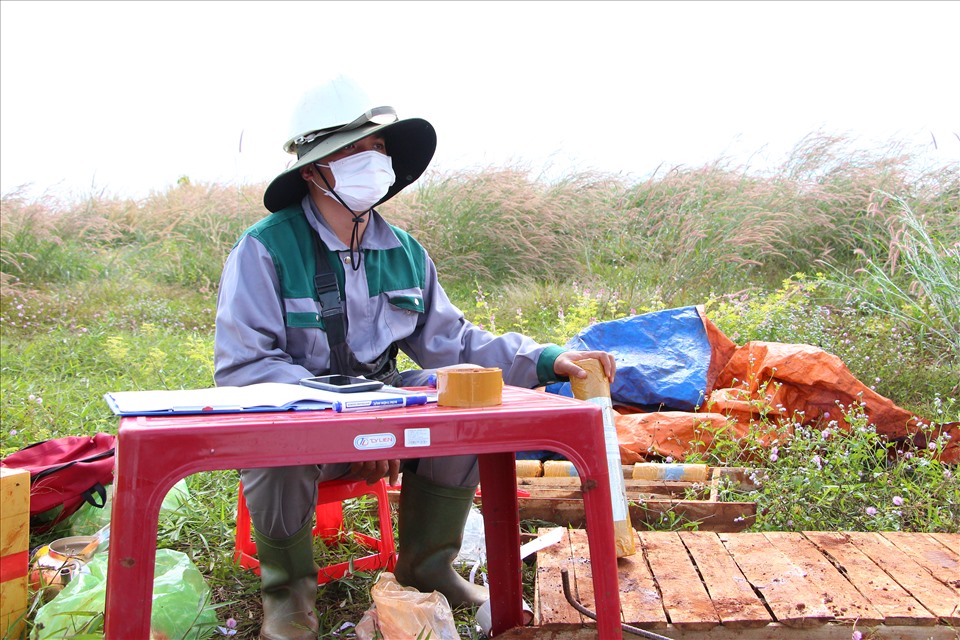 Anh Lê Văn Trường (người trong ảnh) – đơn vị ADCC cho biết, những ngày qua anh cùng đoàn đã tiến hành khảo sát cả chục địa điểm để lấy mẫu ở nhiều khu vực từ khu hạ tầng tới khu nhà ga. Bất chấp phải làm việc trong thời tiết khá nắng nóng, phải “dầm mưa dãi nắng” nhưng anh Trường cùng các thành viên thực hiện khảo sát vẫn cảm thấy vui vẻ vì được làm việc giữa bốn bề là cỏ lau xanh mát.