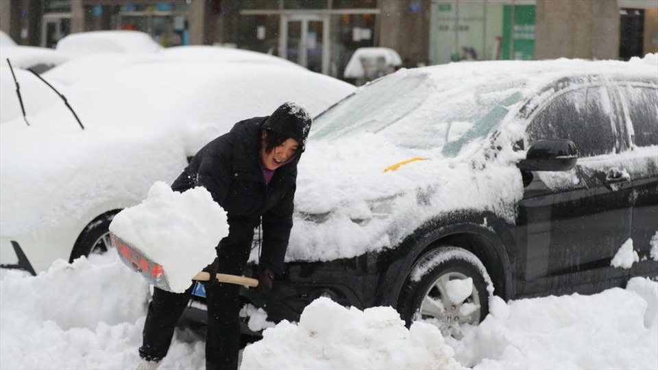 Giao thông bị ảnh hưởng bởi tuyết kỷ lục. Ảnh: AFP/Getty