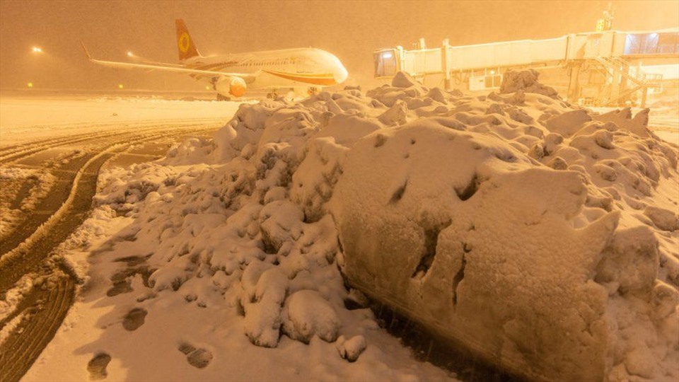 Sân bay quốc tế Đào Tiên Thẩm Dương ngập trong tuyết. Ảnh: AFP/Getty