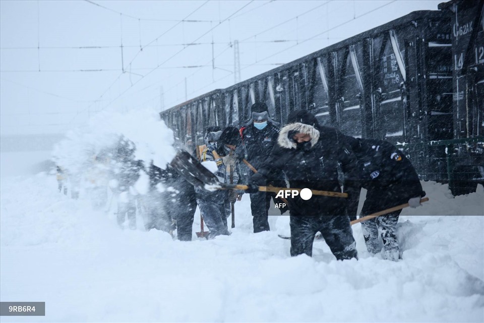 Dọn tuyết khỏi đường sắt ở vùng Nội Mông, phía bắc Trung Quốc, ngày 9.11.2021. Ảnh: AFP