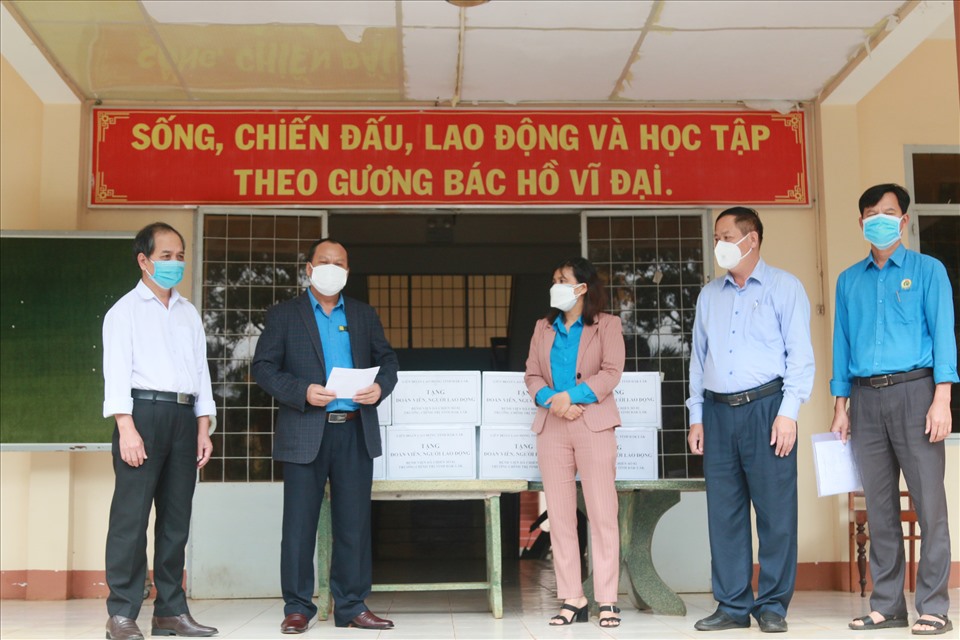 Trước khi có mặt Bệnh viện dã chiến số 2, Liên đoàn Lao động tỉnh Đắk Lắk đã đến thăm hỏi, trao quà cho rất nhiều cơ sở y tế tuyến đầu chống dịch ở địa phương. Ảnh: Bảo Trung