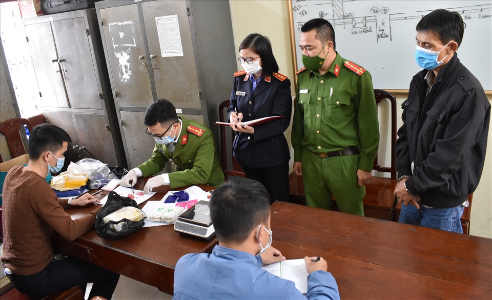 Đối tượng Nguyễn Khuê bị bắt giữ cũng tang vât. Ảnh: NT