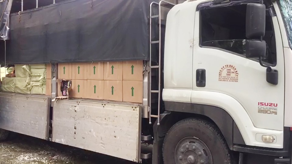 Tổ liên ngành chống buôn lậu tỉnh An Giang phát hiện xe tải chở hơn 3.500 lon dầu nhớt không rõ nguồn gốc. Ảnh: VT
