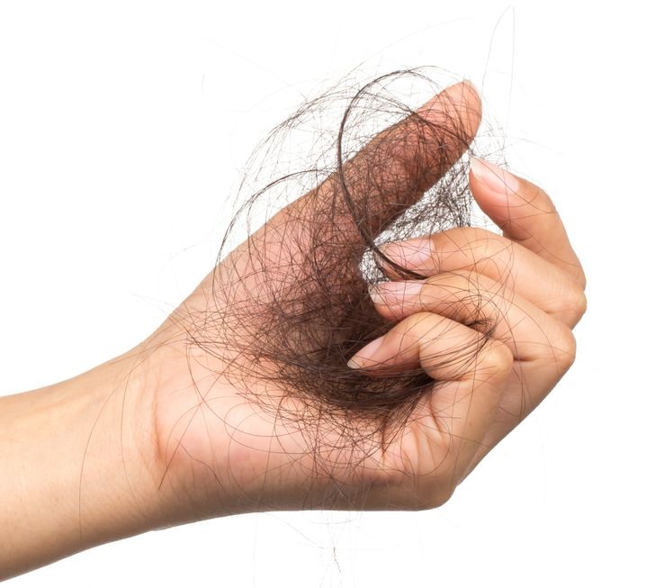 8. Rụng tóc Trung bình một người rụng khoảng 100 sợi tóc mỗi ngày. Tuy nhiên, nếu bạn nhận thấy tóc rụng nhiều hơn, tốt hơn hết nên tham khảo ý kiến ​​bác sĩ vì có rất nhiều bệnh có thể ẩn sau triệu chứng này. Chúng có thể bao gồm nhiễm trùng da, rối loạn tuyến giáp, rối loạn tự miễn dịch,...