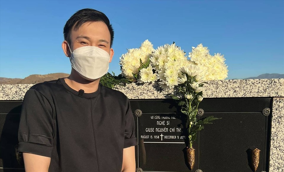 Dương Triệu Vũ đến thăm mộ cố nghệ sĩ Chí Tài tại Mỹ. Ảnh: NVCC