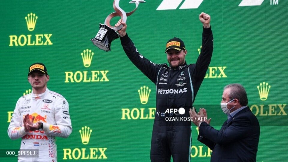 Ngay cả khi Bottas lần đầu tiên về nhất chặng trong mùa giải này, Hamilton vẫn không thể hiện sự hài lòng với đồng đội. Ảnh: AFP