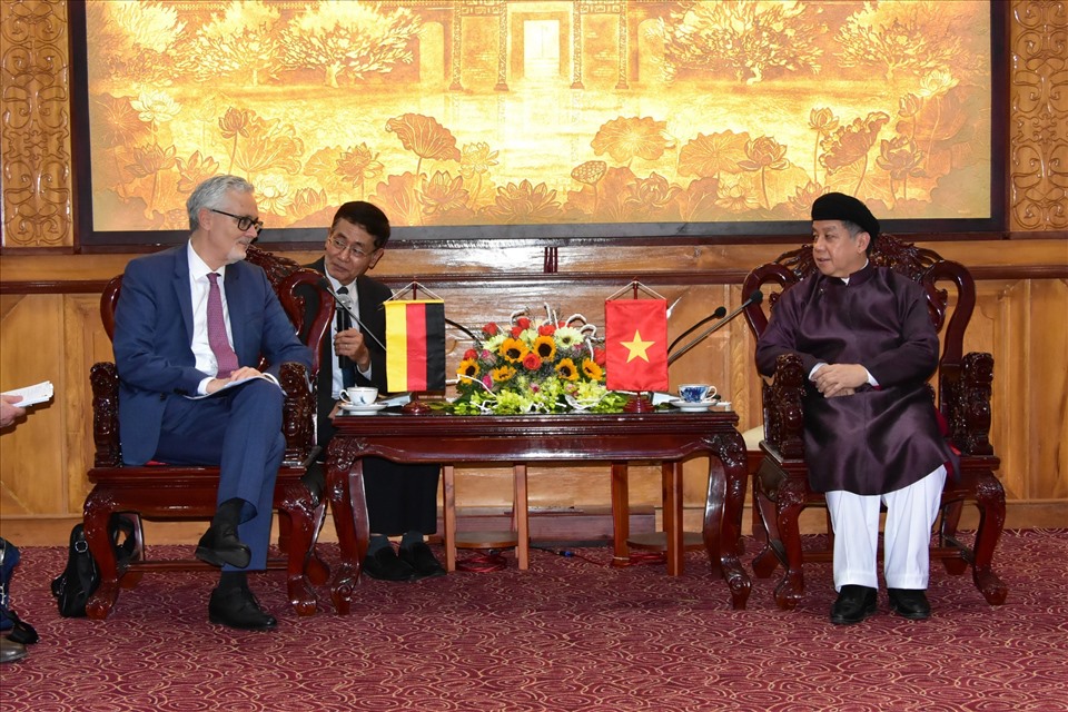 Chủ tịch tỉnh Thừa Thiên Huế Phan Ngọc Thọ (nhiệm kỳ 2018-2020) trong trang phục áo ngũ thân tiếp đại sứ Australia tại Việt Nam