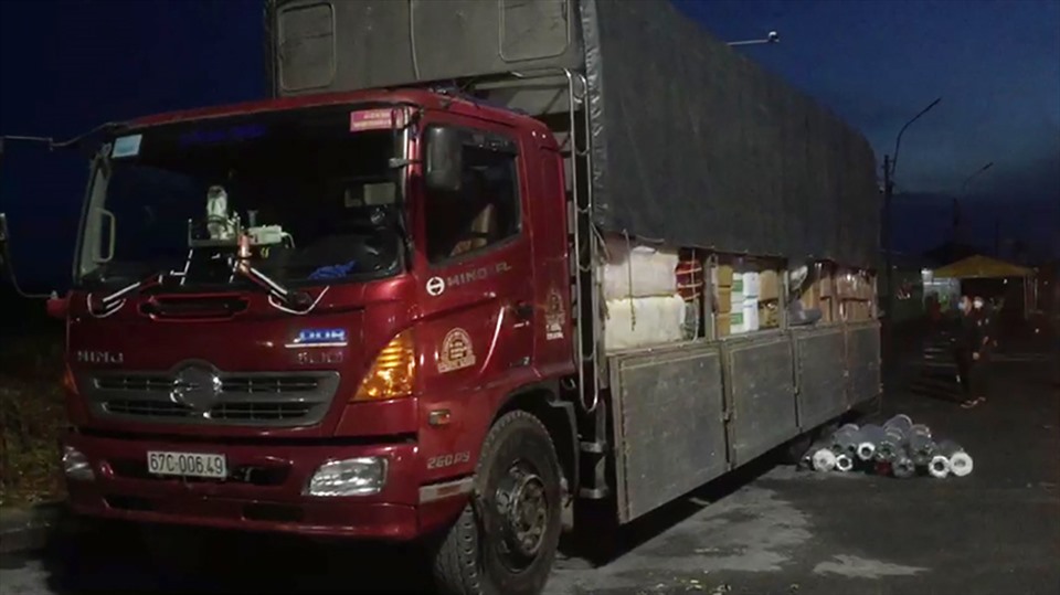 Từ đường dây nóng của Giám đốc Công an tỉnh An Giang bắt nhiều xe chở hàng không rõ nguồn gốc. Ảnh: VT