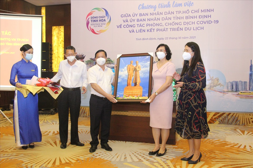 Trước cuộc tọa đàm này, Bình Định và TP Hồ Chí Minh đã trao đổi kế hoạch hợp tác phát triển du lịch “bình thường mới”