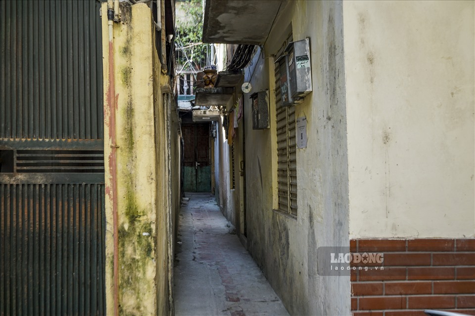 Ngày 13.11, theo ghi nhận của Lao Động, tại khu tập thể cũ có căn hộ được rao bán nói trên, lối vào khá nhỏ hẹp.