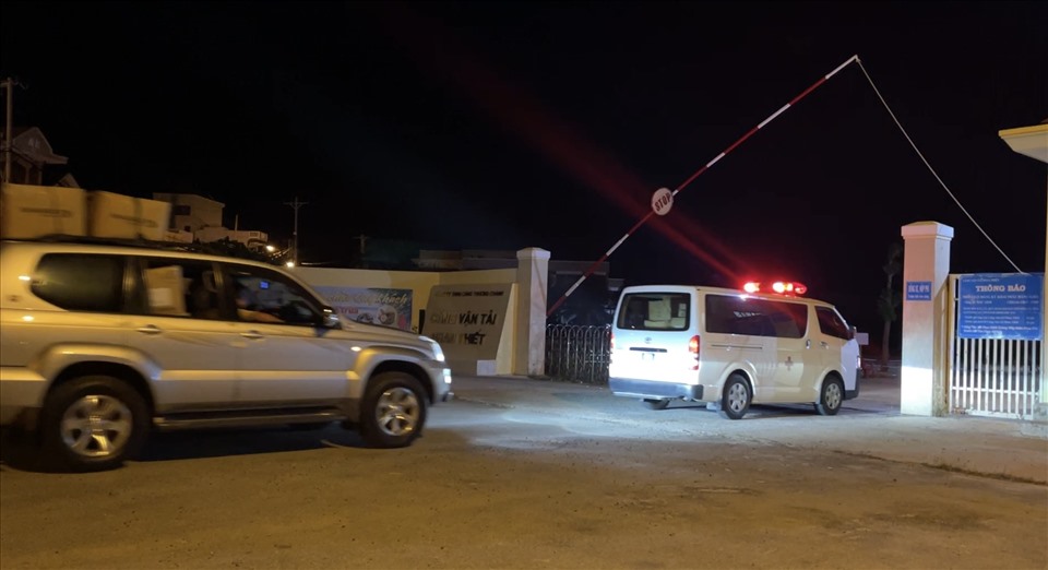 Các xe của ngành y tế chở vật tư y tế xuống cảng vận tải Phan Thiết tối 13.11. Ảnh: Phạm Duy