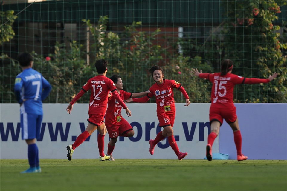 Đội nữ Hà Nội Watabe có chiến thắng đầu tiên tại Giải nữ vô địch quốc gia 2021, dưới sự dẫn dắt của huấn luyện viên người Hàn Quốc. Ảnh: Hoài Thu.