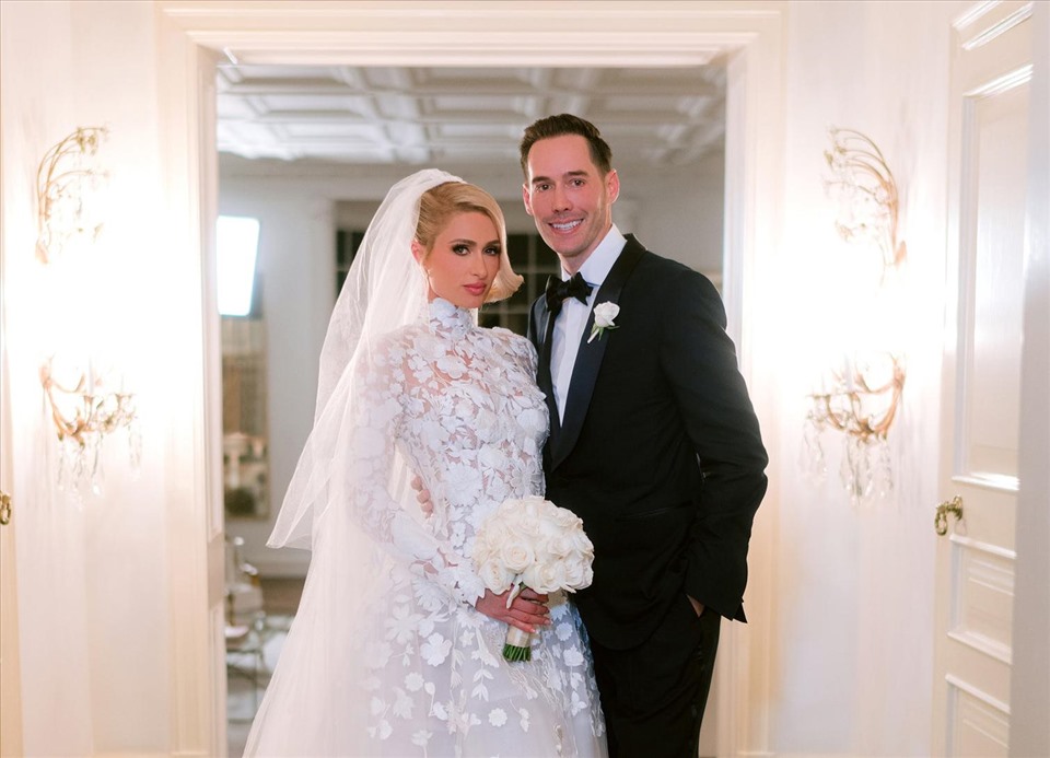 Paris Hilton không ngại đầu tư cho những bộ váy cưới để có thể xuất hiện đẹp nhất bên chồng doanh nhân Carter Reum. Ảnh: Xinhua