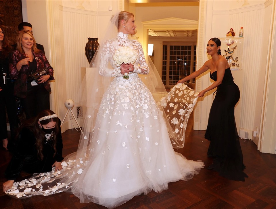 Kim Kardashian chỉnh sửa váy cưới cho bạn thân trước khi vào lễ đường. Ảnh: Xinhua
