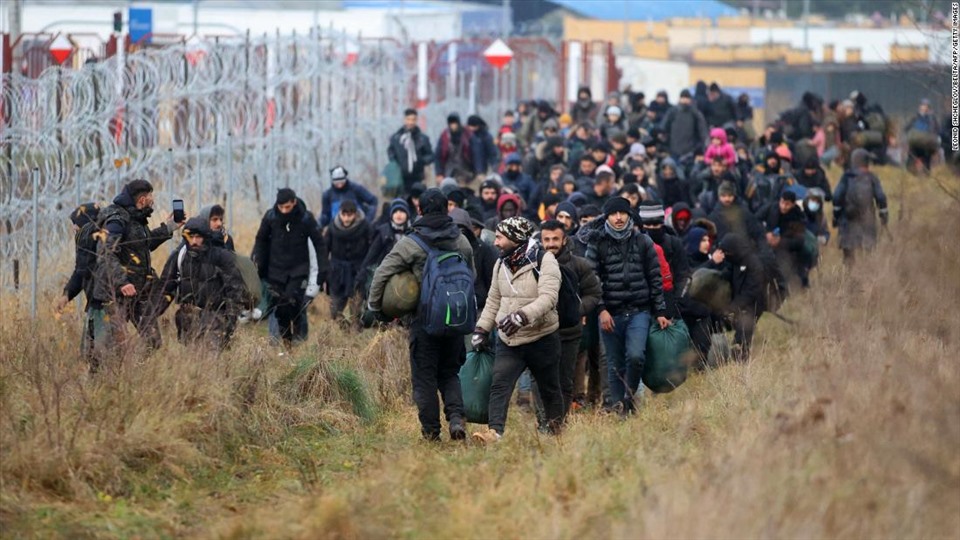 Dòng người di cư ở biên giới Belarus-Ba Lan. Ảnh: AFP