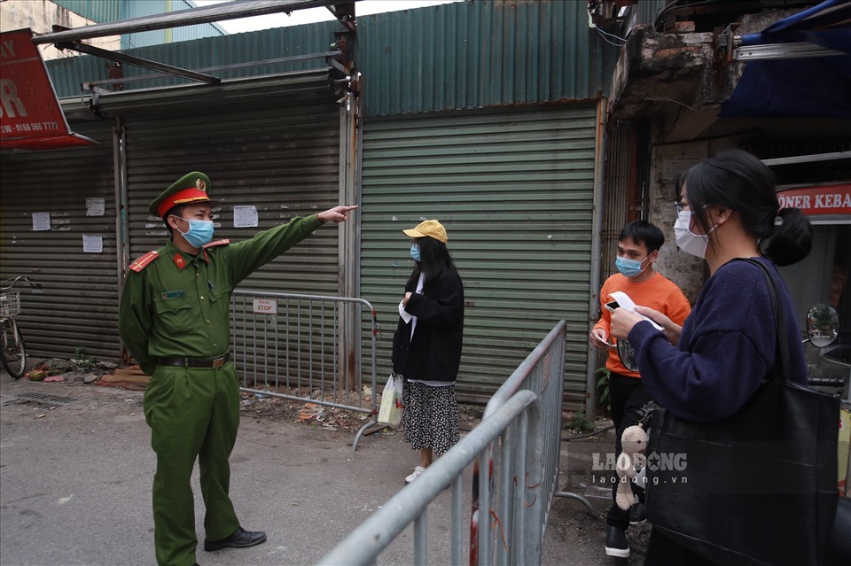 Lực lượng chức năng liên ngành phường Phú Đô, quận Nam Từ Liêm (Hà Nội) đã tiến hành lập rào chắn tại nhiều ngõ, ngách trên địa bàn phường. Ảnh Đức Thiện