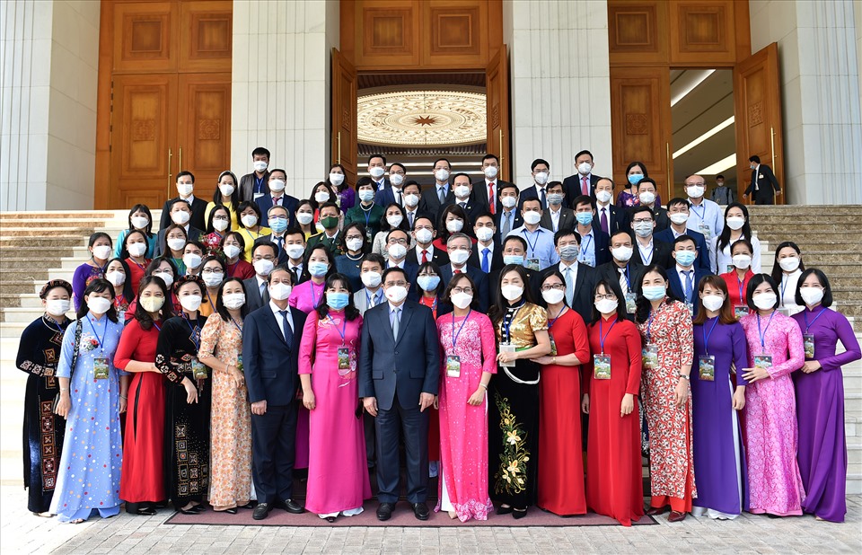 Thủ tướng Phạm Minh Chính và các thầy cô giáo tiêu biểu đại diện cho đội ngũ cán bộ quản lý giáo dục và giáo viên trên cả nước. Ảnh Nhật Bắc