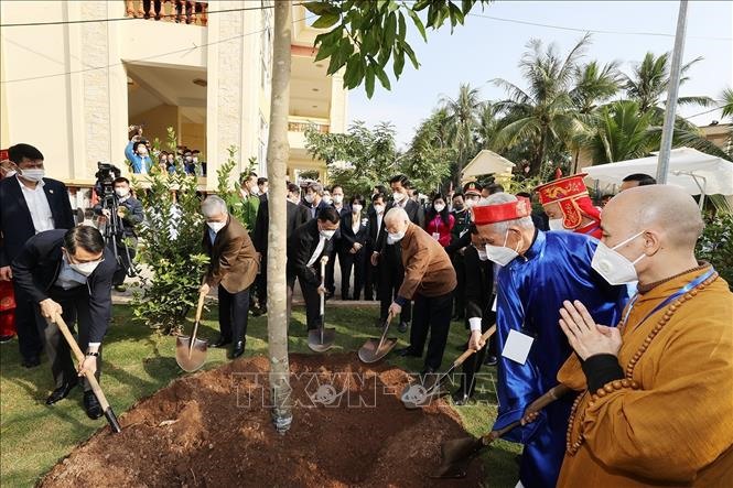 Tổng Bí thư Nguyễn Phú Trọng trồng cây lưu niệm tại thôn 5, xã Yên Sở, huyện Hoài Đức.
