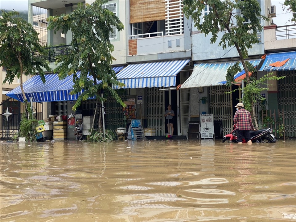 Nhiều ngôi nhà ở tỉnh Bình Định ngập trong biển nước. Ảnh: D.P