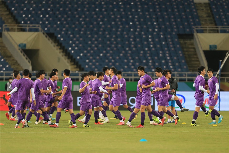 Tối ngày 14.11, đội tuyển Việt Nam có buổi tập chính thức trên sân Mỹ Đình để chuẩn bị cho cuộc đọ sức với tuyển Saudi Arabia tại vòng loại thứ 3 World Cup 2022