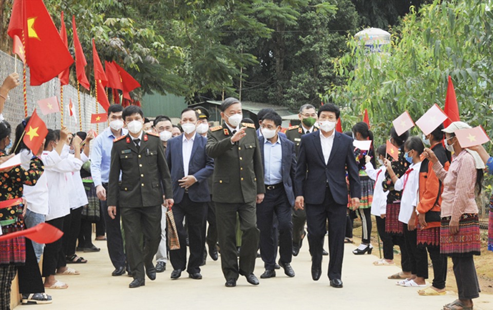 Bộ trưởng Tô Lâm và các đại biểu dự Ngày hội Đại đoàn kết tại Điện Biên.