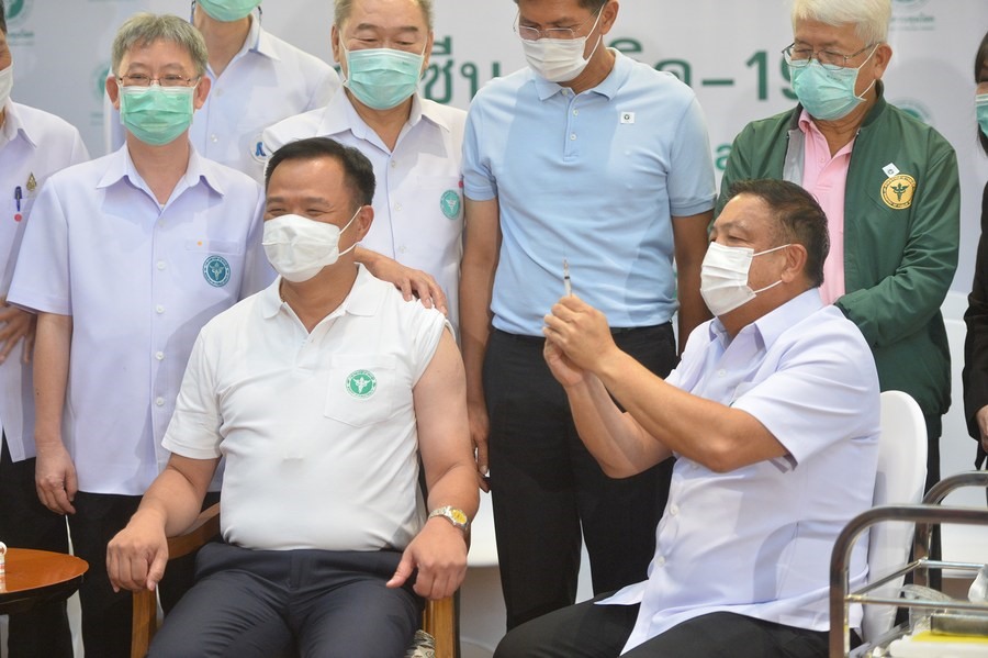 Bộ trưởng Y tế Thái Lan Anutin Charnvirakul tiêm vaccine ngừa COVID-19. Ảnh: Xinhua