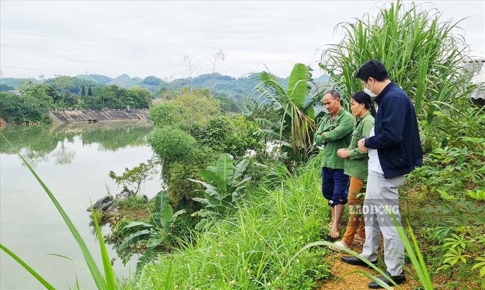 Hộ anh Nguyễn Quốc Lạc - Trần Thị Tuyết (thôn Hồng Quân, Tứ Quận) vẫn chưa chịu nhận tiền bồi thường phần đất bờ bãi ven sông bị nhấn chìm bởi thuỷ điện.