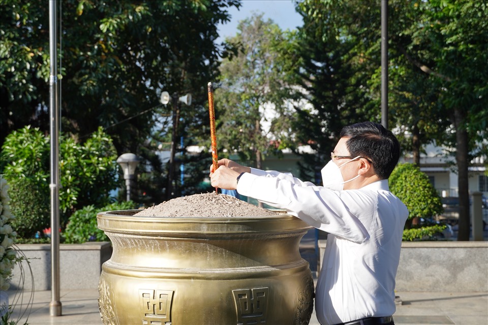 Phó Thủ tướng Phạm Bình Minh dâng hương tại tượng đài nữ Anh hùng Liệt sĩ Võ Thị Sáu. Ảnh: T.A