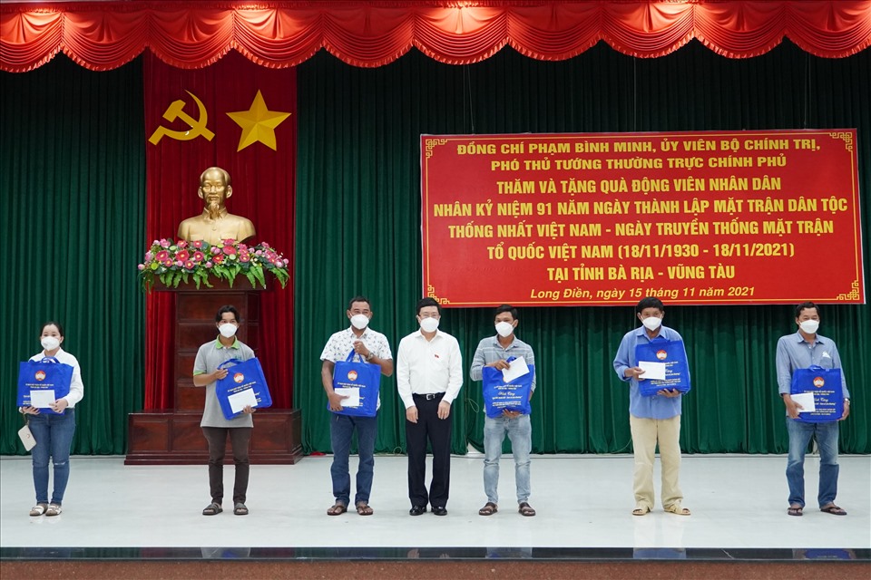 Phó Thủ tướng Phạm Bình Minh thăm động viên, tặng quà các gia đình có người thân bị mất do dịch COVID-19. Ảnh: T.A