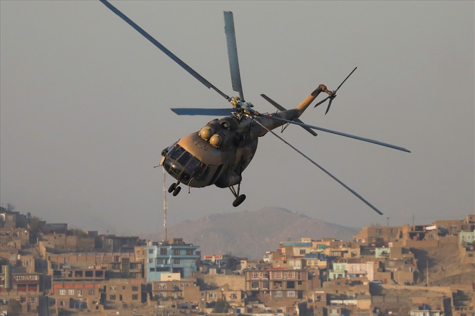 Trực thăng Mi-17 trong cuộc duyệt binh ngày 14.11. Ảnh: CGTN