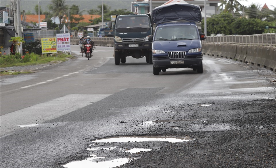 Sau mỗi cơn mưa, đường BOT Quốc lộ 1A qua Khánh Hòa lại hư hỏng nghiêm trọng. Ảnh CC