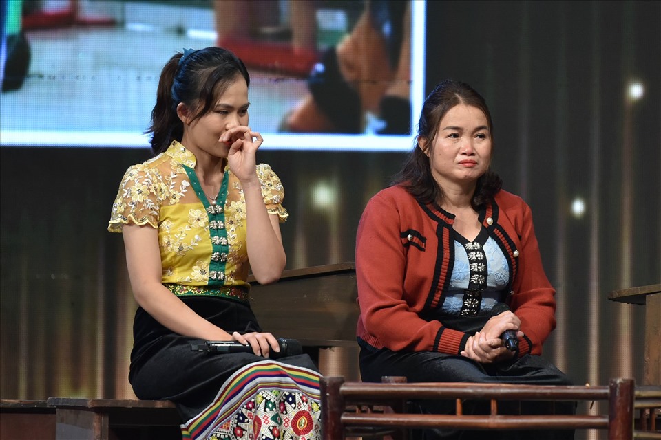 Cô giáo Hà Thị Kim (bên trái) và cô giáo Hà Thị Dung (bên phải) trong Chương trình “Thay lời tri ân năm 2021” do Bộ GDĐT phối hợp với Đài Truyền hình Việt Nam, Công đoàn Giáo dục Việt Nam tổ chức. Ảnh: Thế Đại