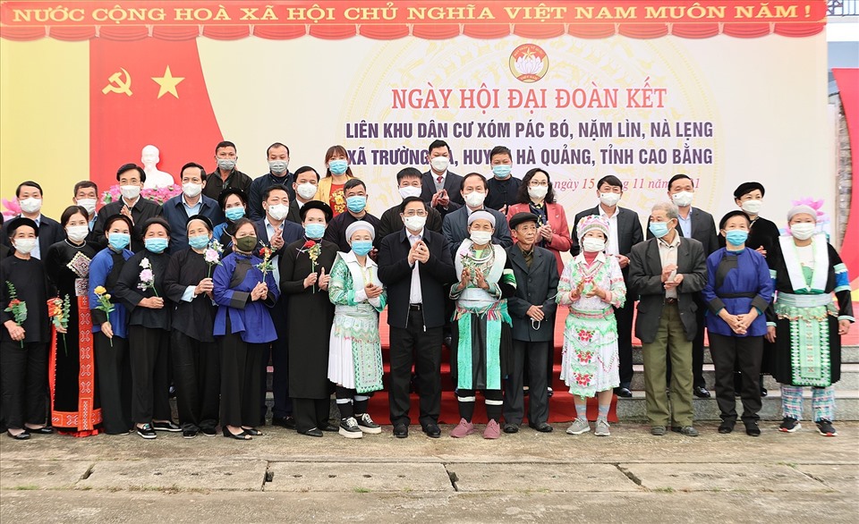 Thủ tướng Phạm Minh Chính, đại diện các bộ, ngành, MTTQ Việt Nam, đại diện chính quyền địa phương và bà con các dân tộc tại ngày hội. Ảnh Nhật Bắc