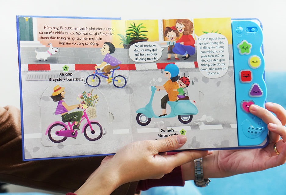 Hình ảnh quen thuộc của đường phố Việt Nam với xe đạp, xe máy cũng xuất hiện trong bộ sách âm thanh. Ảnh: Đinh Tị