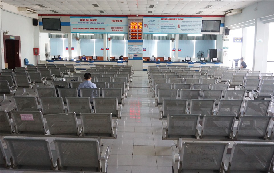 Từ 8h ngày 15.11, ga Sài Gòn mở 9 quầy bán vé tàu Tết Nhâm Dần 2022 cho hành khách cá nhân mua và thanh toán trực tiếp tại quầy. Sau 2 tiếng mở bán, chỉ khoảng 10 người đến ga hỏi mua vé.