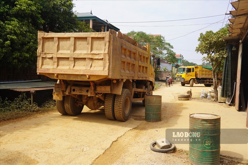 Trao đổi với Lao Động, ông Vũ Văn Được - Chủ tịch UBND xã Hà Tiến cho biết, đúng là những ngày qua, người dân tại địa phương đã mang các vật dụng ra đường ngăn cản xe tải chở đất. Xã cũng đã ghi nhận sự việc và thực trạng trên tuyến đường.