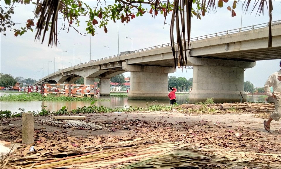 Cầu Phú Cường bắc qua sông Sài Gòn, noi người dân vớt được cô gái nhảy xuống tự tử.