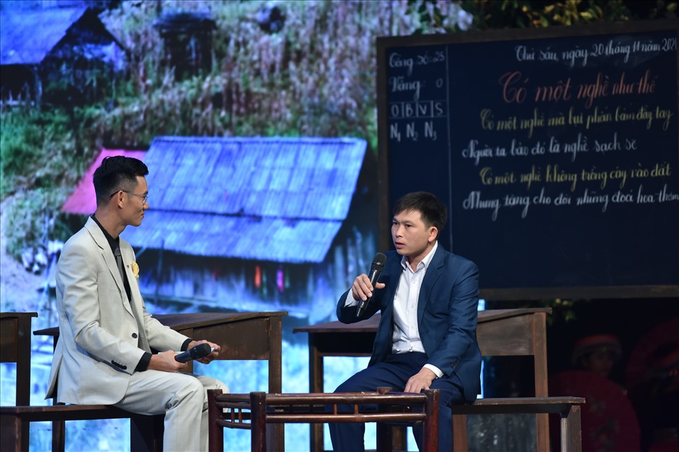 Thầy Hò Văn Lợi (bên phải) trong Chương trình “Thay lời tri ân năm 2021” do Bộ GDĐT phối hợp với Đài Truyền hình Việt Nam, Công đoàn Giáo dục Việt Nam tổ chức. Ảnh: Thế Đại
