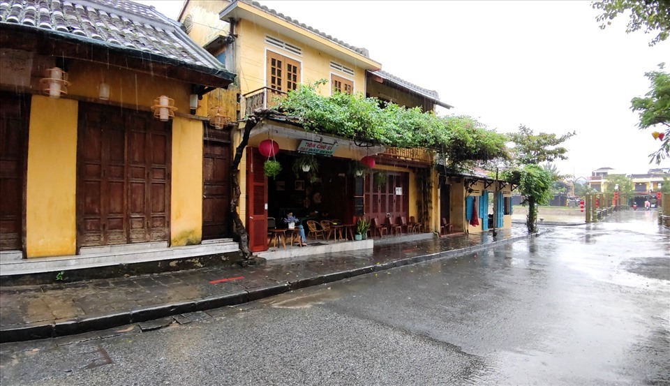 Phố Hội vắng khách du lịch một phần do ngày đầu tuần và mưa nhiều. Ảnh: Thanh Chung