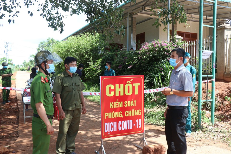 Một chốt kiểm soát dịch COVID-19 có đông đồng bào dân tộc thiểu số sinh sống ở Đắk Lắk. Ảnh: B.T