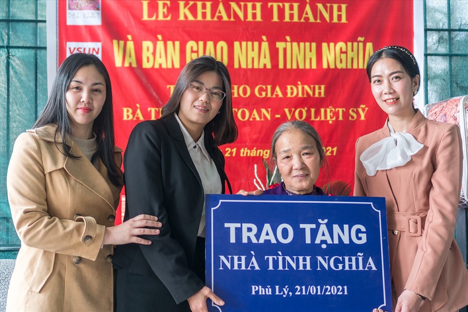 Bà Trần Thị Thùy Dương (đứng giữa) cùng đồng nghiệp trong buổi lễ trao nhà tình nghĩa cho bà Trần Thị Toan.