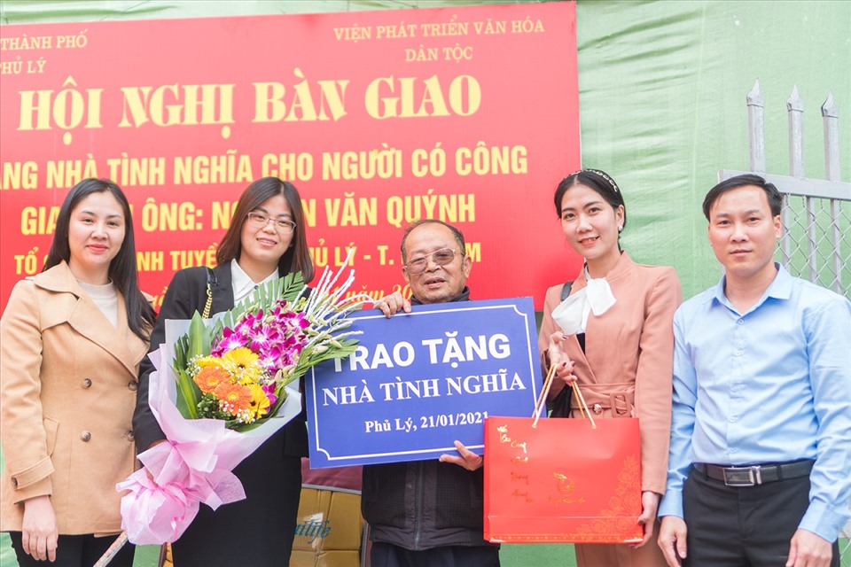 Bà Trần Thị Thùy Dương (đứng giữa) cùng đồng nghiệp trong buổi lễ trao nhà tình nghĩa cho ông Nguyễn Văn Quýnh.