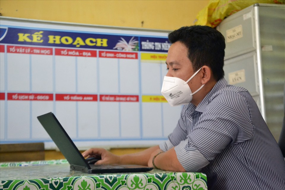 Thầy Nguyễn Hồng Chí - giáo viên môn Tin học  Trường THCS Quốc Thái (An Phú - An Giang) trong giờ dạy học online. Ảnh: LT