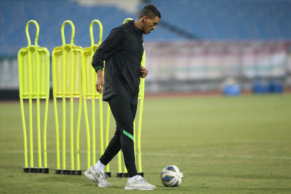Cầu thủ duy nhất của đội tuyển Saudi Arabia không thể tập cùng các đồng đội mà phải tập riêng do chấn thương.