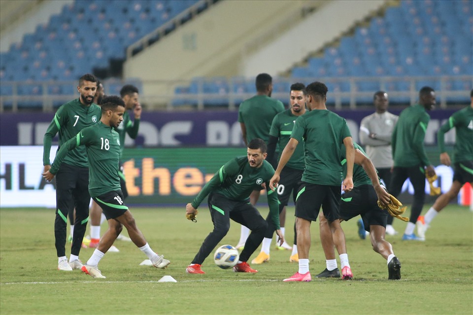 Hiện tại, đội tuyển Saudi Arabia đang đứng đầu bảng B với 4 trận thắng và 1 trận hoà, nêu như có được chiến thắng trước đội tuyển Việt Nam, cơ hội đi tiếp vào vòng chung kết của thầy trò HLV Herve Renard là rất lớn. Theo lịch thi đấu, đội tuyển Việt Nam sẽ đón tiếp đội tuyển Saudi Arabia vào lúc 19 giờ ngày 16.11.