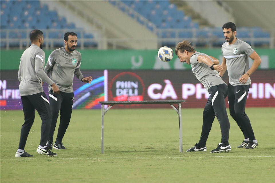 Theo qui định, đội phải tập đúng theo qui định của ban tổ chức nên trong thời gian chờ đợi các thành viên của ban huấn luyện đội tuyển Saudi Arabia đã tổ chức các trò chơi với bóng ngay tại sân.