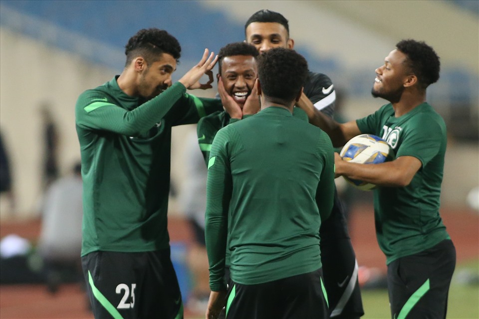 Thậm chí, các cầu thủ của đội tuyển Saudi Arabia đã chơi trò búng tai trong lúc chờ thời gian tập chính thức.
