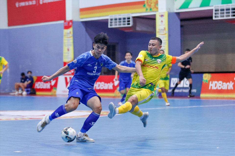 Trận cuói cùng trong ngày khai màn lượt về giải futsal vô địch quốc gia 2021 là màn so tài giữa Sahako (áo anh) và Hiếu Hoa Đà Nẵng. Sahako buộc phải giành chiến thắng để đòi lại ngôi đầu vừa mất vào tay Thái Sơn Nam.
